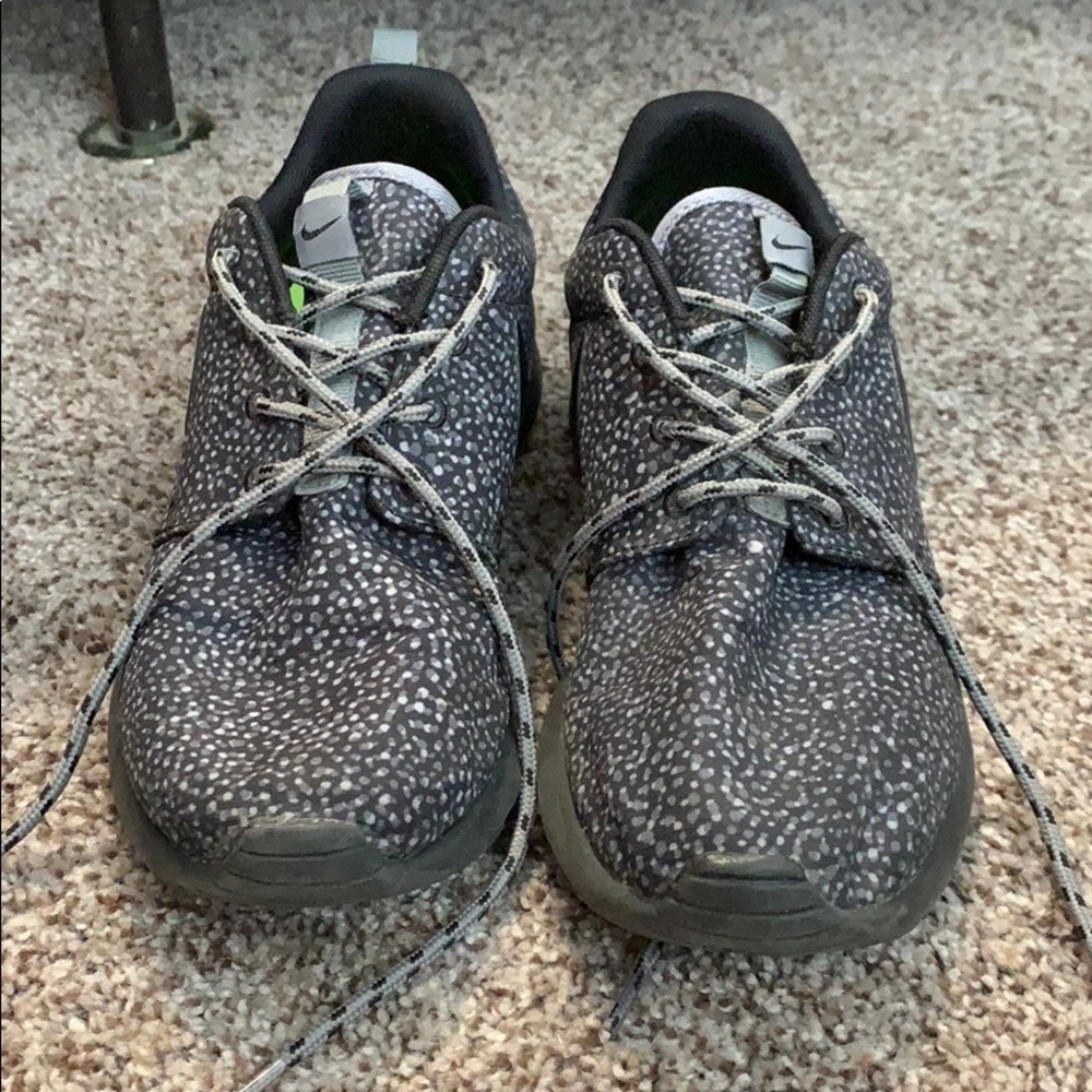 Nike roshe tennis shoes